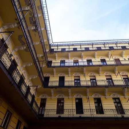 Modern Intimate In The Center Appartement